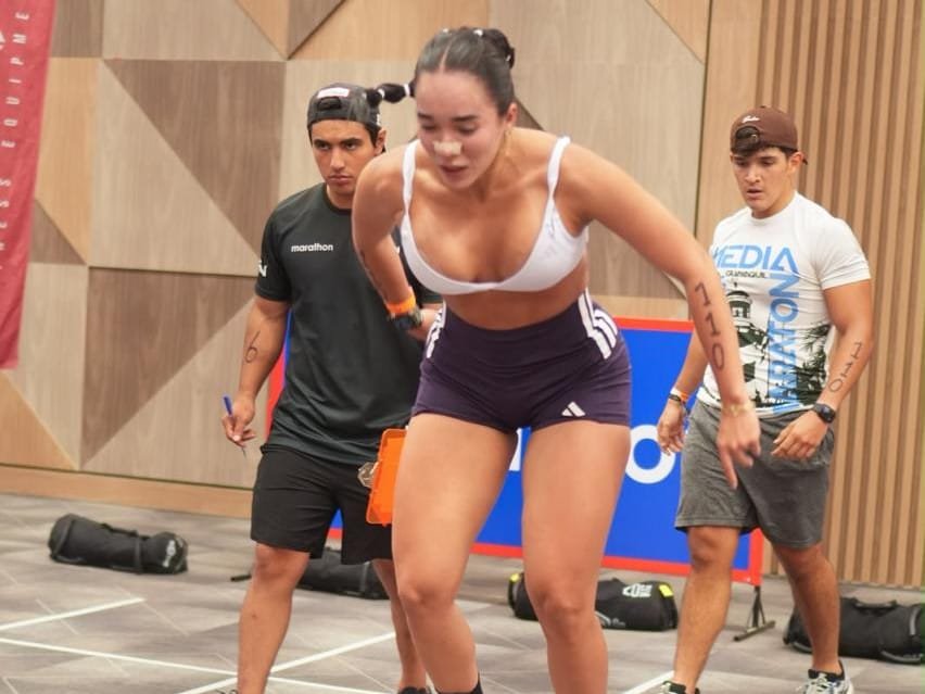 Vanessa Aguilar en burpee broad jumps sobre las marcas del piso