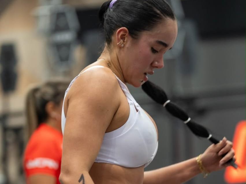Vanessa Aguilar de perfil, con el número 110 en el brazo