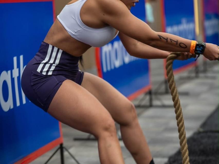 Vanessa Aguilar jalando la cuerda del trineo, de perfil