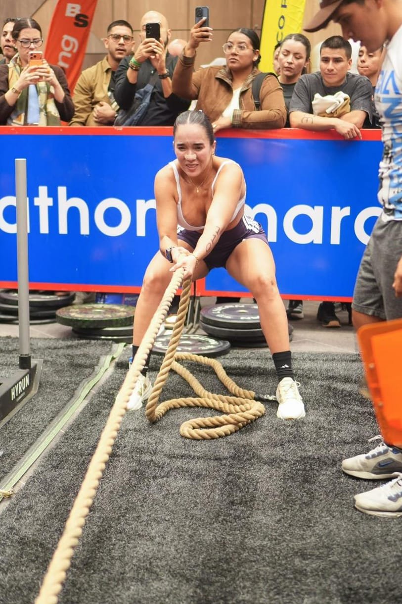 Vanessa Aguilar en sled pull, de frente, con público detrás